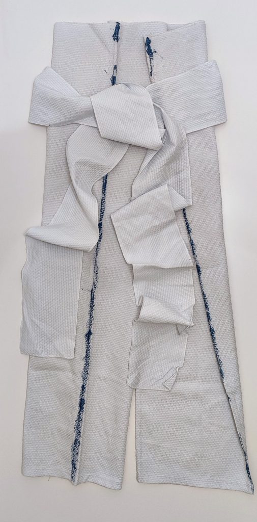 folding trouser skirt. off white.