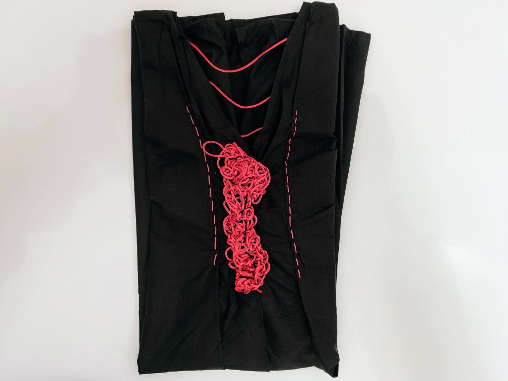 black dress with red details in tricot